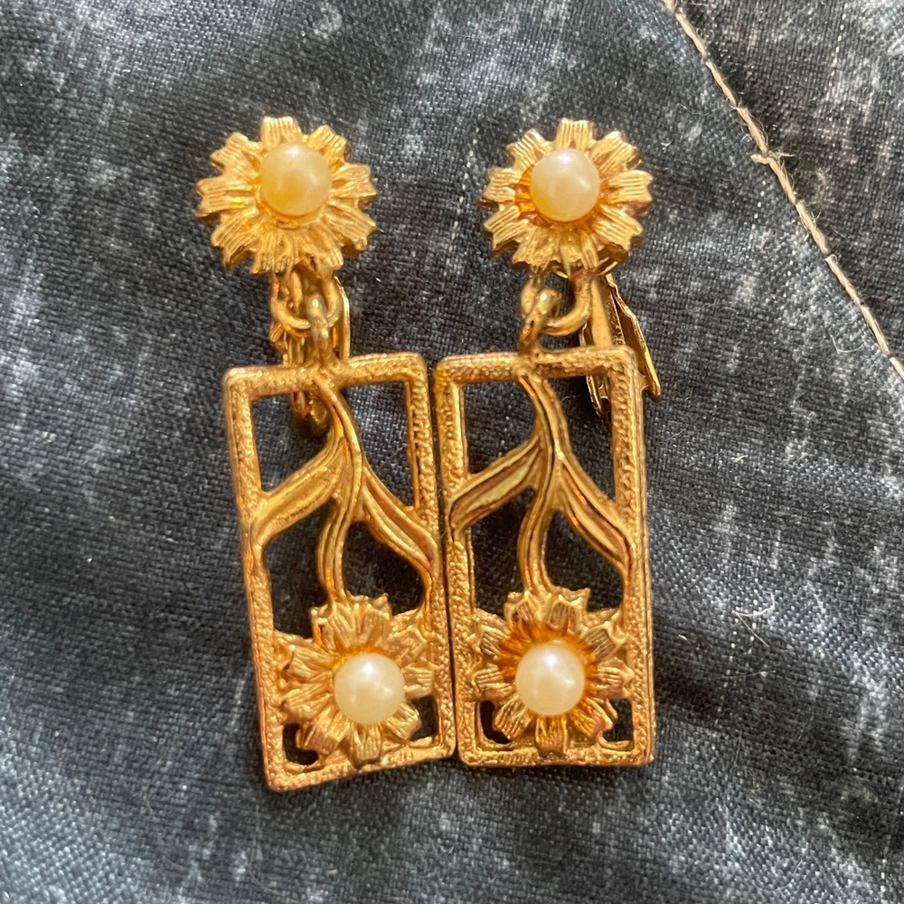 Vintage gold-tone clip-on earrings. Flowers